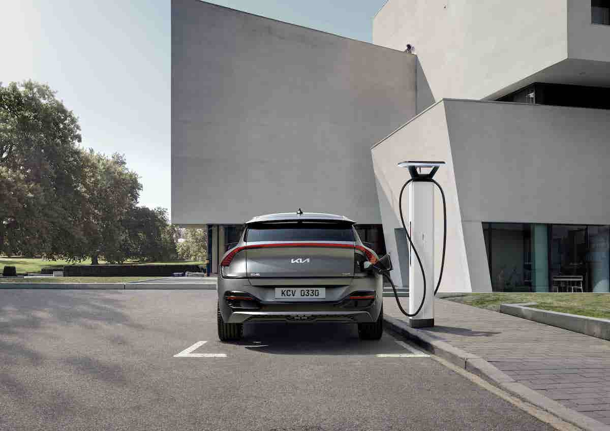 2. The Kia EV6以E-GMP全球電動車模組化平台打造，擁有創新電能科技， 10 充電只需18分鐘即可完成。.jpg