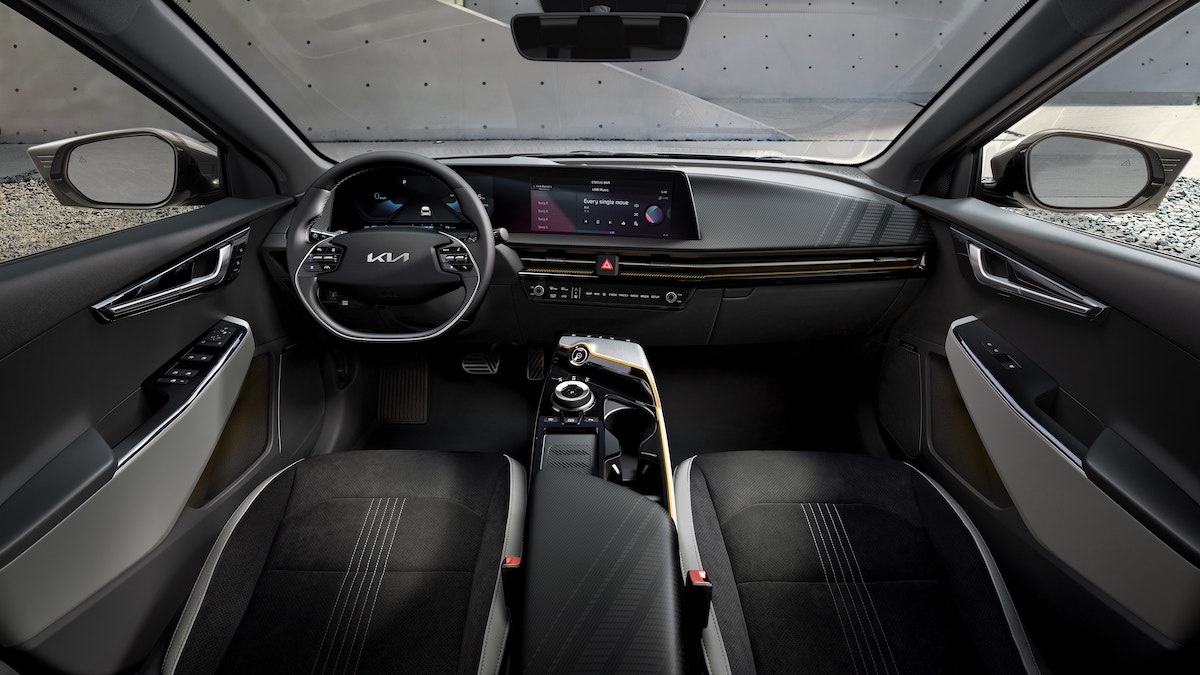 3. The Kia EV6融合前衛外觀與新世代內裝設計，前座搭載雙12.3吋全景曲面顯示螢幕、一鍵切換數位控制面板，開啟智慧高質感行車體驗。 .jpeg