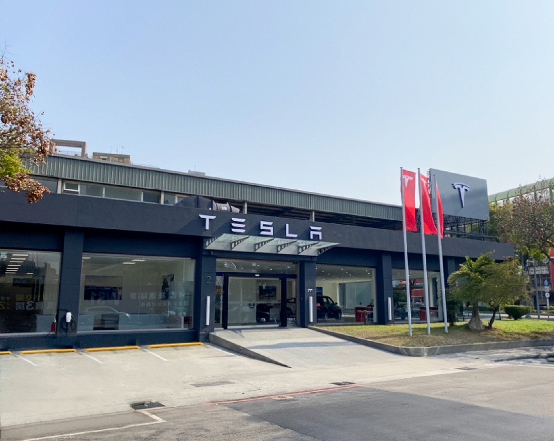 Tesla Center 台中青海服務體驗中心將提供中部消費者與車主從銷售、體驗到保養維修的全方位服務.png