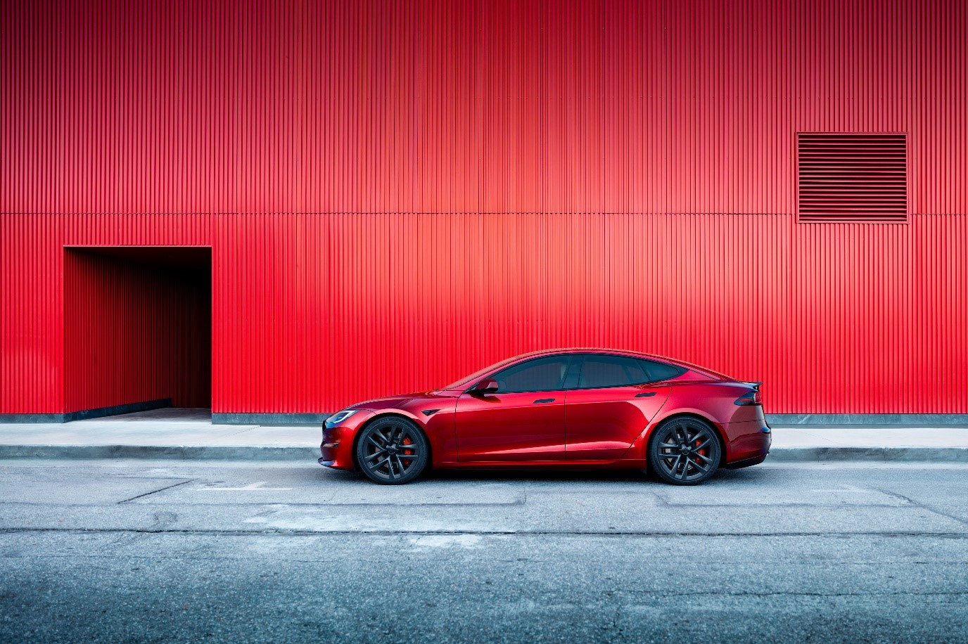 Tesla 推出 Model S 與 Model X 全新車色「Ultra Red 烈焰紅」，即日起正式開放台灣官方網站訂購。.jpg