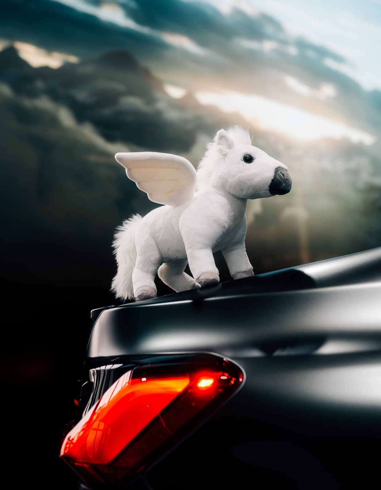 [新聞照片一] BMW史無前例首次推出夢幻逸品「BMW Pegasus」飛馬玩偶，以全身白色柔軟的羽毛、明亮的眼神搭配靈活的翅膀，使BMW Pegasus仙氣非凡且電力十足.jpg