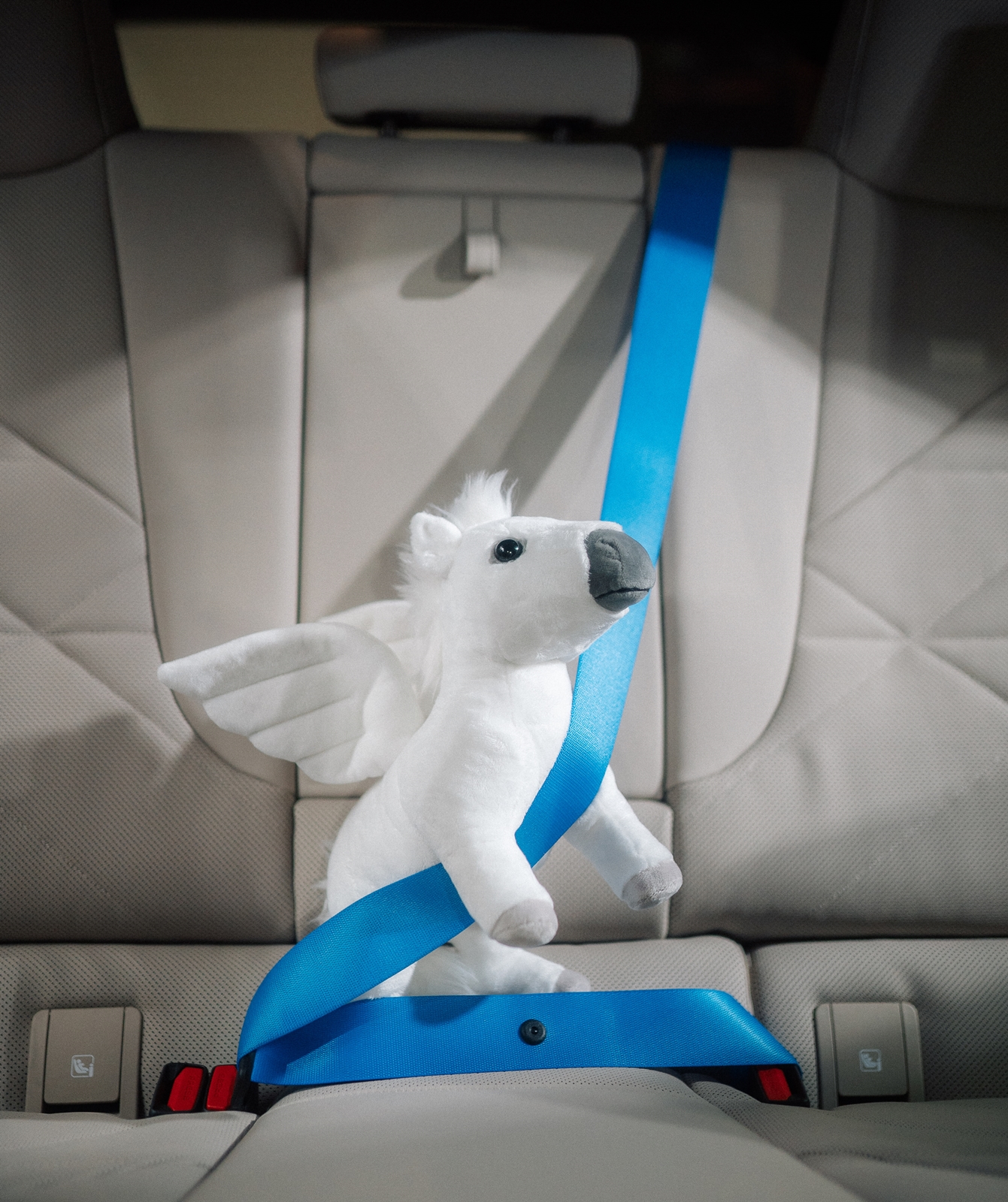 [新聞照片二] 熱愛BMW的車迷們以及喜愛時尚擺件的潮流人士絕不能錯過獨一無二的「BMW Pegasus」飛馬玩偶!建議售價 NTD2,200元(每人限購兩隻，數量有限售完為止。).jpg