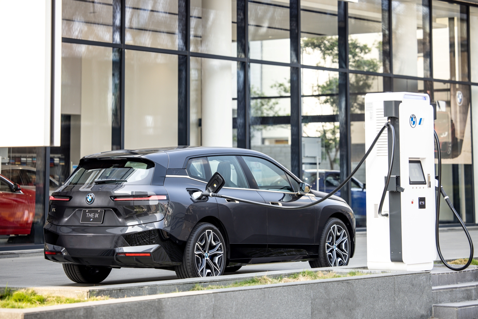 [新聞照片二] BMW總代理汎德攜手全台經銷商建置最高充電功率可達350kW的BMW i高速充電站，iX xDrive50最快僅需6分鐘就能補充100km續航里程.jpg