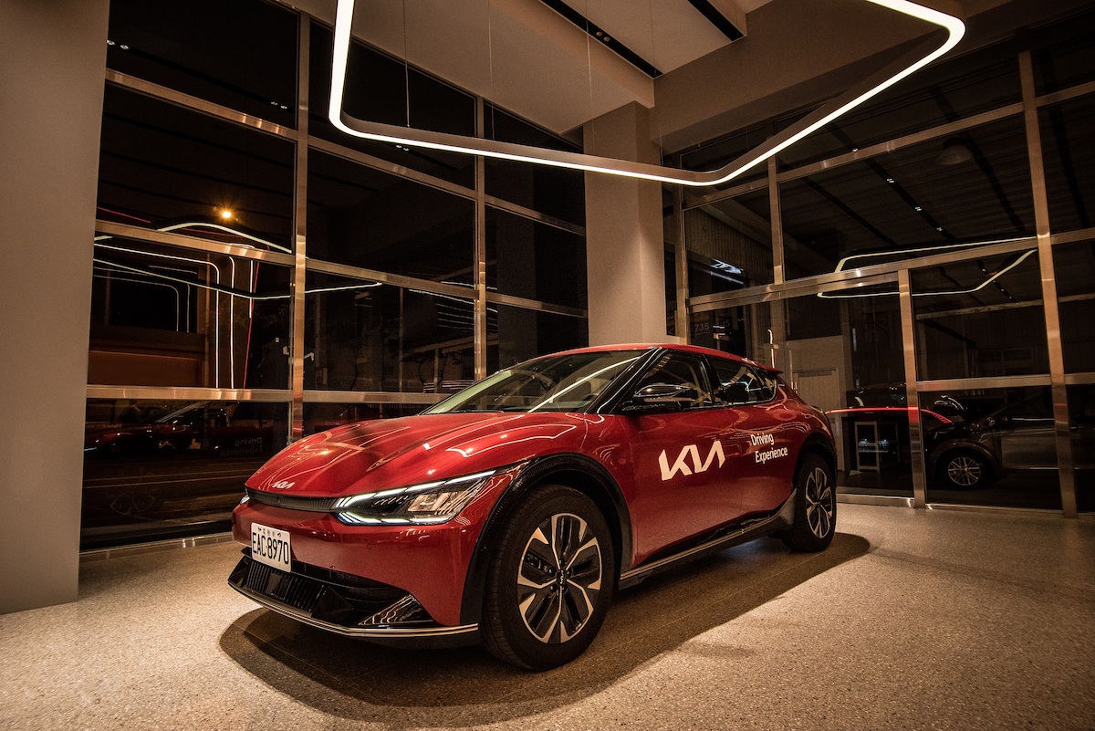 7.國內專業汽車媒體舉辦的「2023年度車訊風雲獎」中，The Kia EV6獲得「年度最佳電動車」及「年度風雲車」的最高殊榮。.jpg