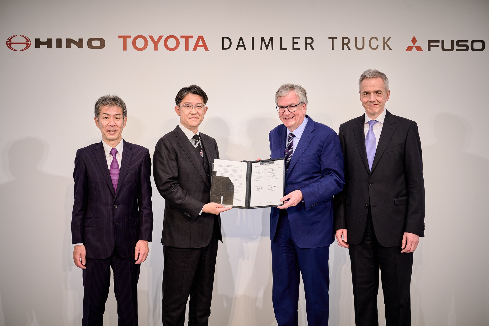 圖一、Daimler Truck 及 Toyota Motor Corporation 宣告共同簽署合作備忘錄 (圖由DTAT提供).jpg