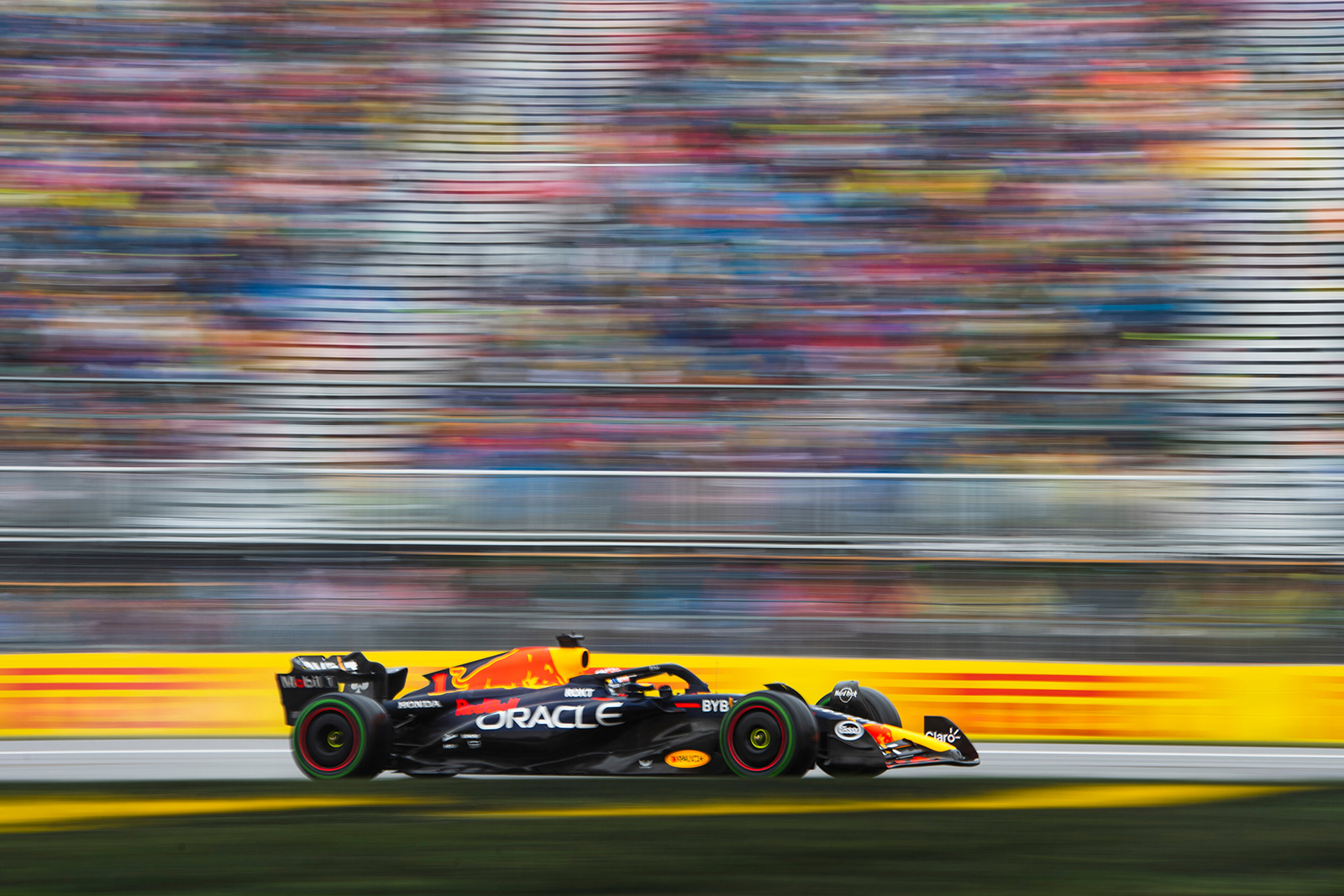 圖4：Red Bull荷蘭車手Max Verstappen駕駛著賽車RB19在賽道上參加在蒙特婁魁北克的吉爾·維倫紐夫賽道上舉行的加拿大大獎賽。（照片提供：Red Bull）.jpg