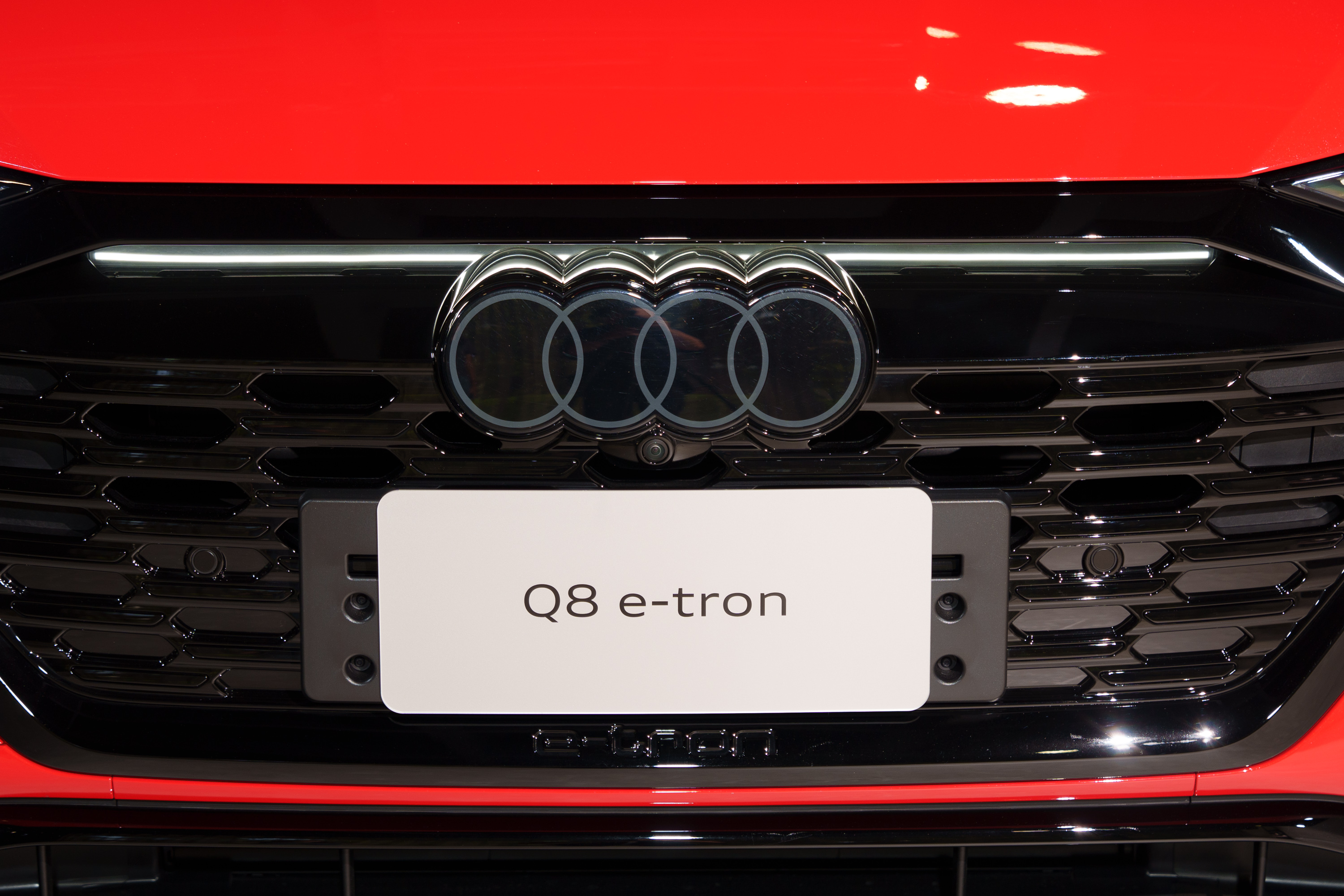 Audi Q8 Sportback e-tron_2.jpg
