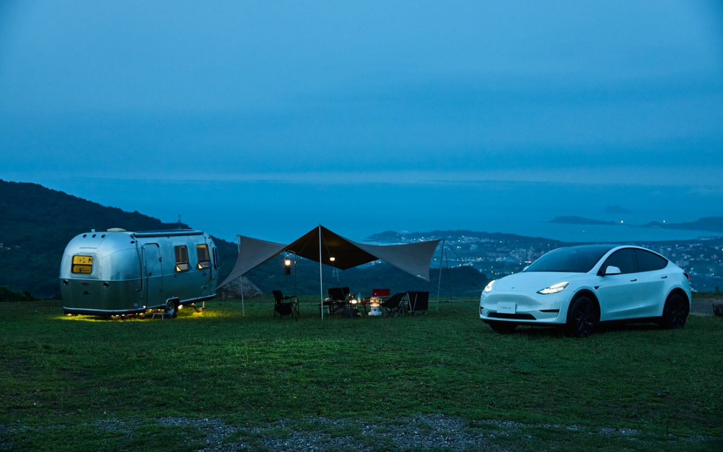 「Tesla 純電野宿之旅」結合豪華露營車，提供您在林間最奢華舒適的住宿體驗。.png