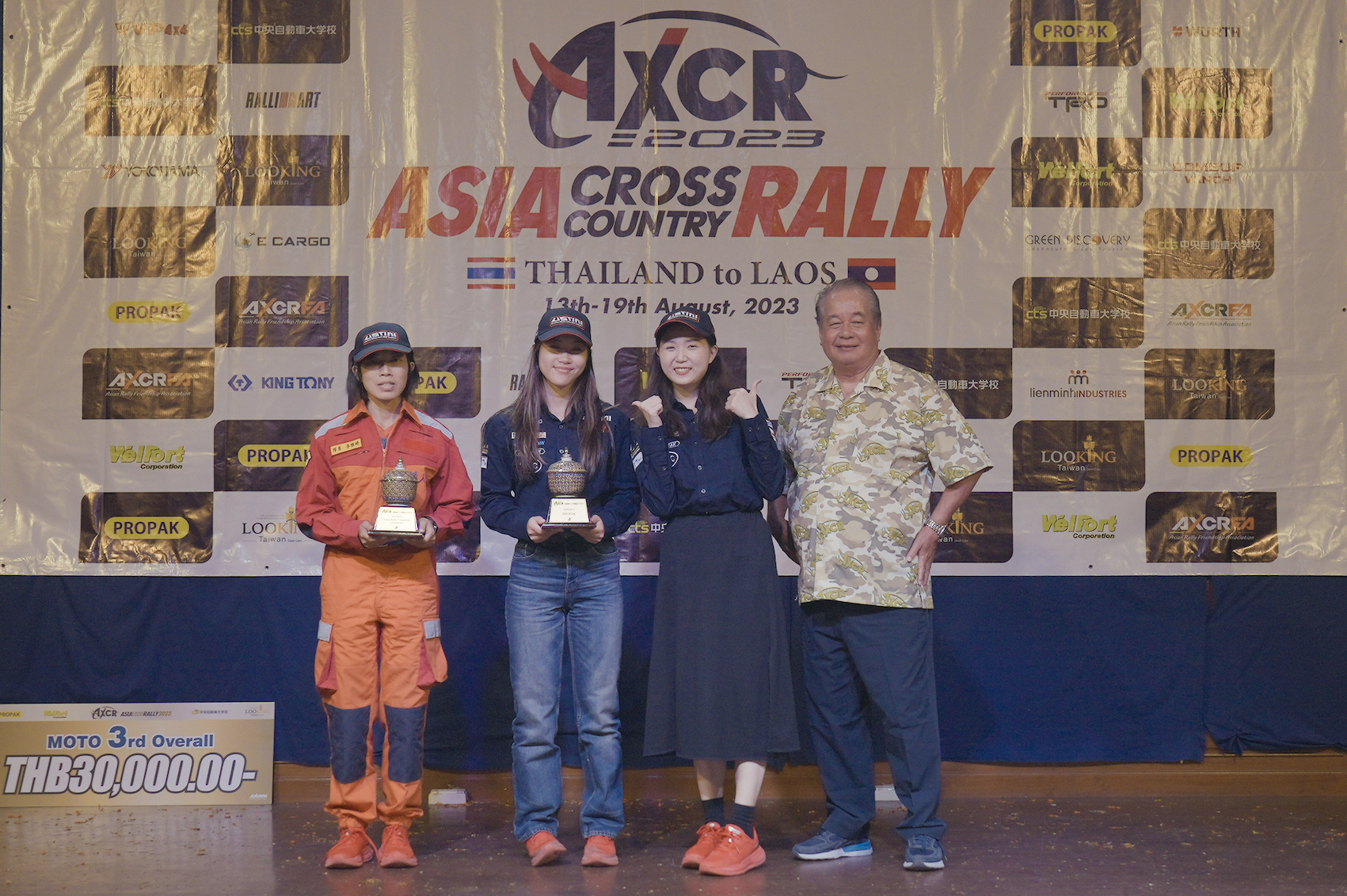 0821 USTINI i TAIWAN車隊獲得2023亞洲越野拉力賽女子組冠軍，李雅婷(左起）、陳欣妤、陳怡文領獎。（圖：中華安駕學會提供）.jpg