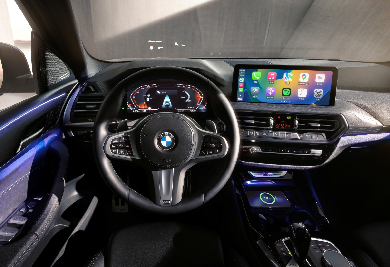 [新聞照片二] 全新BMW X3與X4升級受到眾多消費者好評的車況抬頭顯示器及harman  kardon高傳真音響系統，不僅能將豐富車況資訊投影至視線前方，使駕駛能夠精準掌握路況與車輛狀態，.jpg