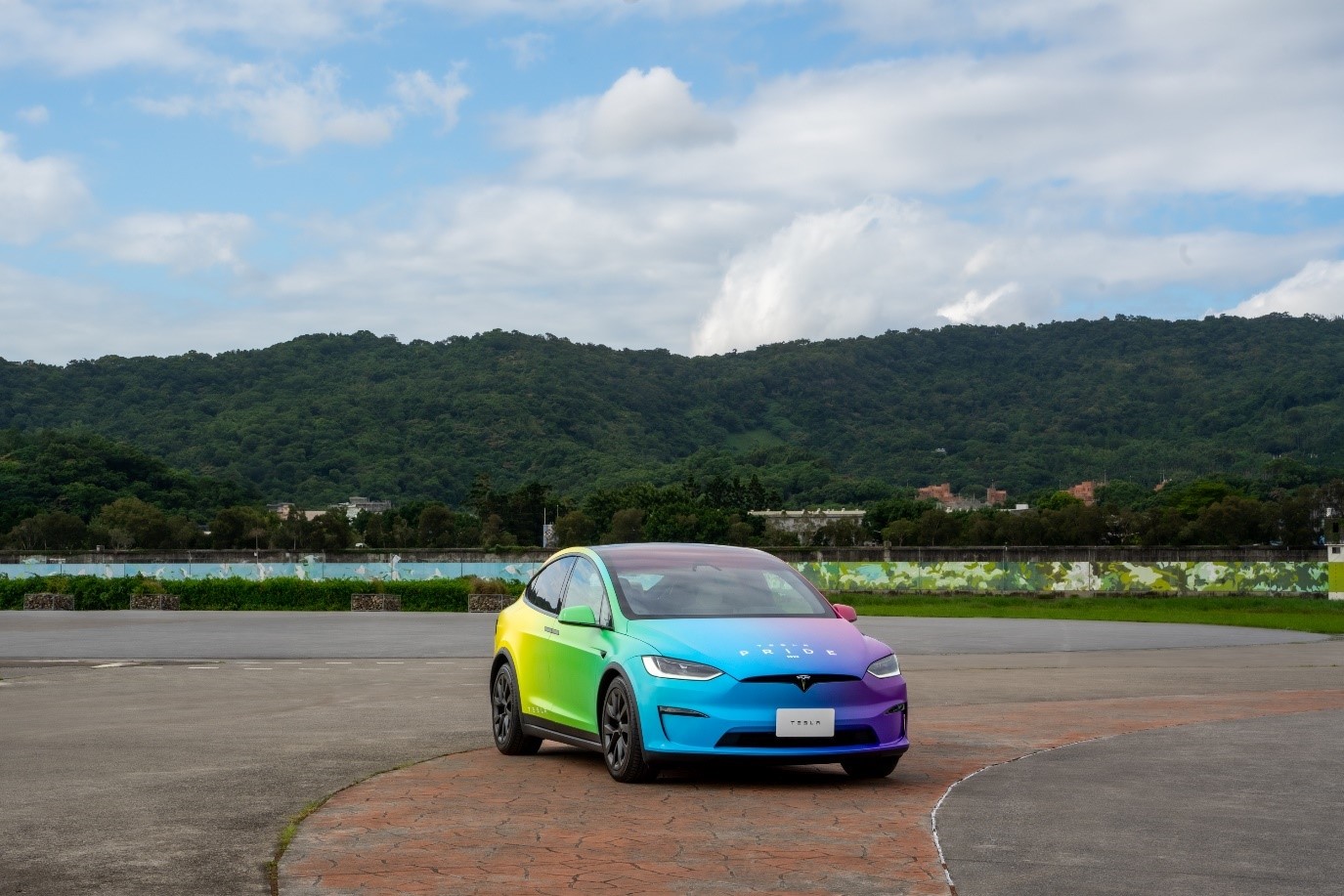 即日起只要至「Drive with Pride 2023 與驕傲同行」活動官網分享你的「同心合力」夢想提案，即有機會駕駛彩虹 Tesla 電動車三天兩夜。.jpg