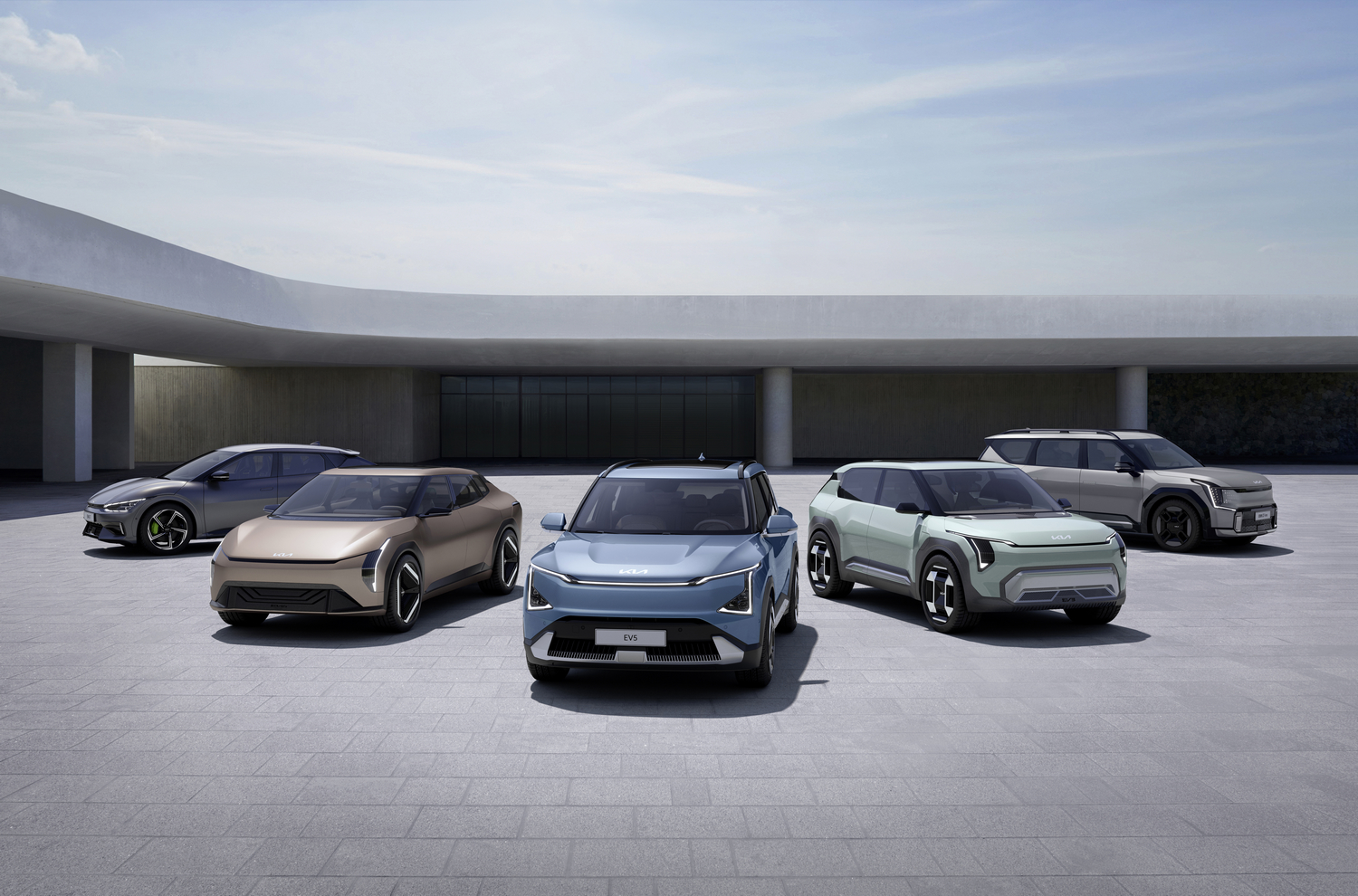 1.一年一度的Kia全球總部品牌盛事「Kia EV Day」宣告了「EV for all」的願景，The EV5與概念車EV4、EV3一同驚艷現身，預計2026年實現年銷售100萬輛電動車、同時在2030年達到每年160萬輛的目標。.jpg