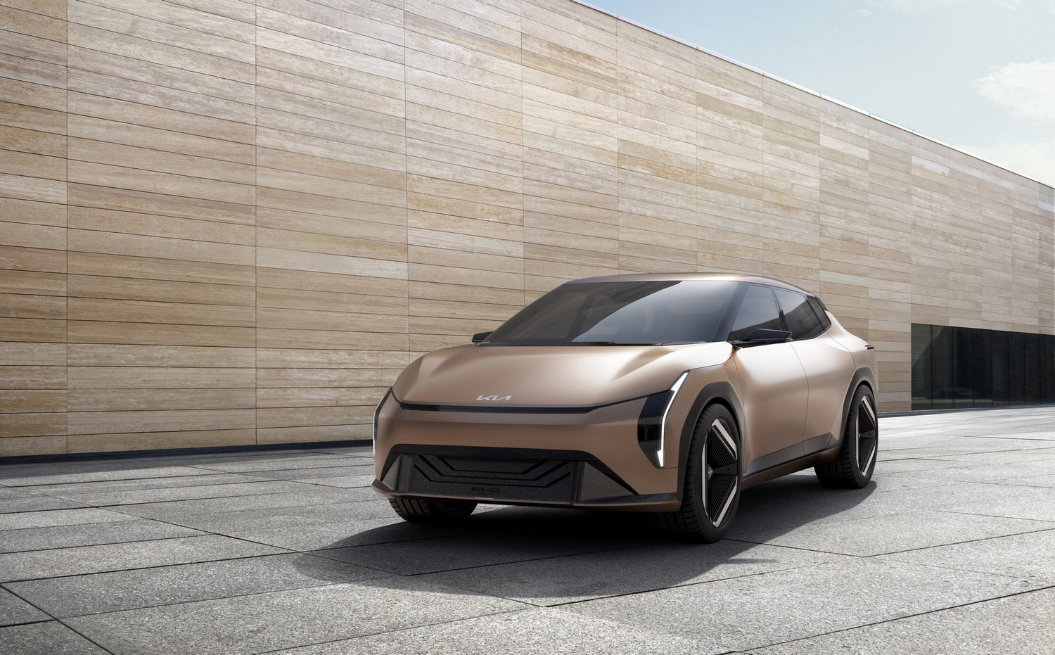 5. The Kia Concept EV4在全新電能動力匹配下，充滿自信的幾何線條與饒富科技感的外型，結合寬大、運動化的車身姿態，透過源自賽車的流線車身與斜背車尾，打造出專屬的電動轎跑革新。.jpg