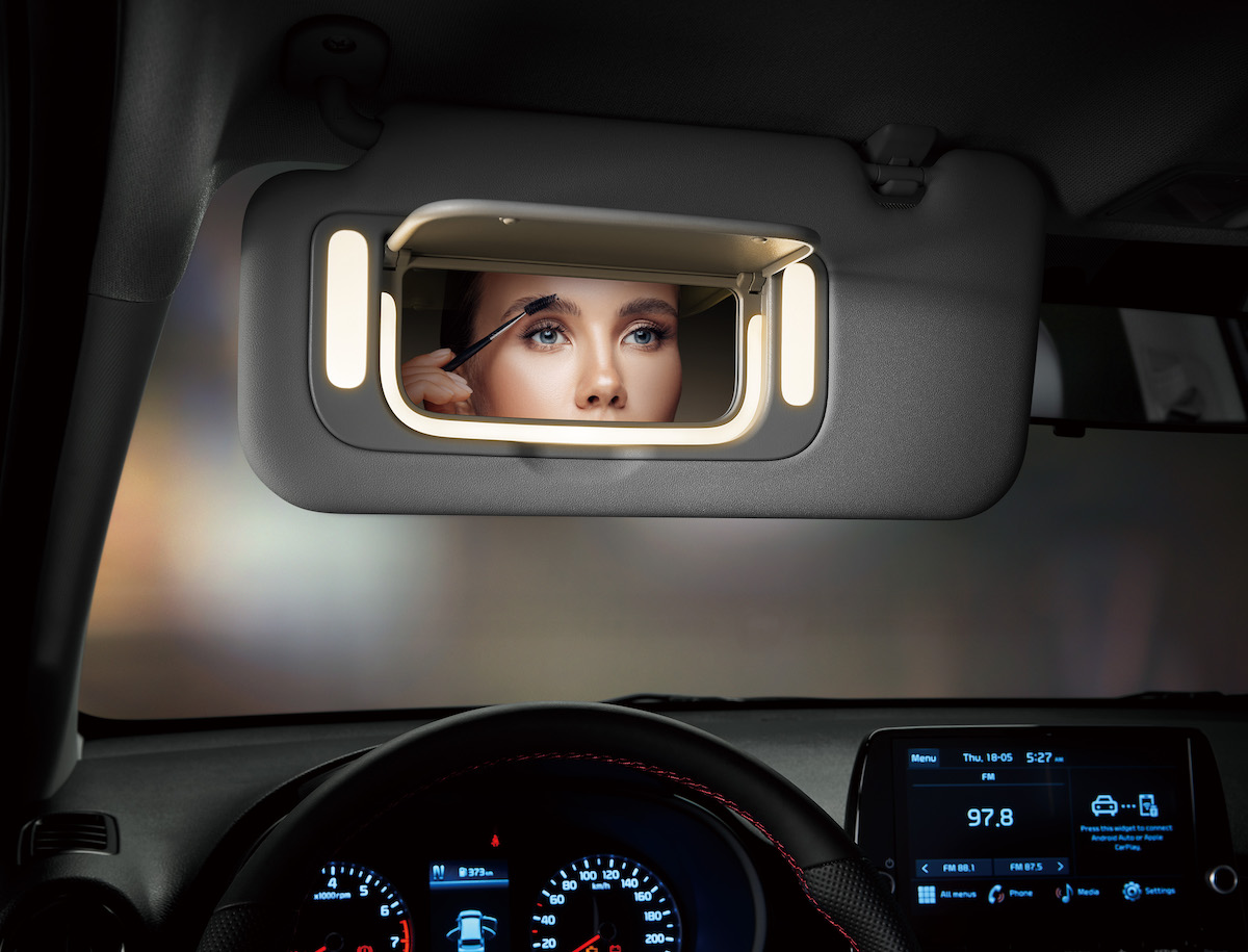 5.Kia Picanto GT-line Plus 新增駕駛座遮陽板附LED柔光化妝鏡，展現無微不至的貼心細節。.jpg