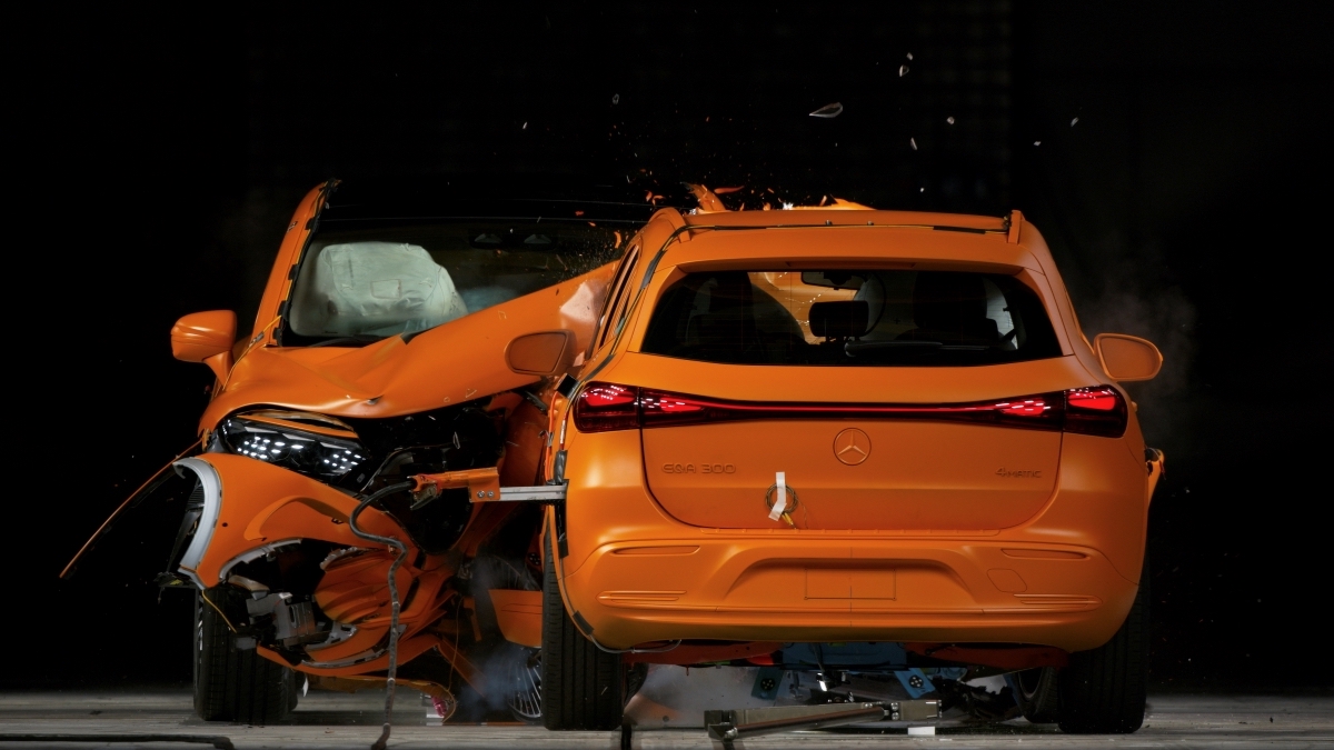 圖二、使用 EQA 和 EQS SUV ，皆以高於 Euro NCAP 的測試車重標準，進行對撞事故模擬.jpg
