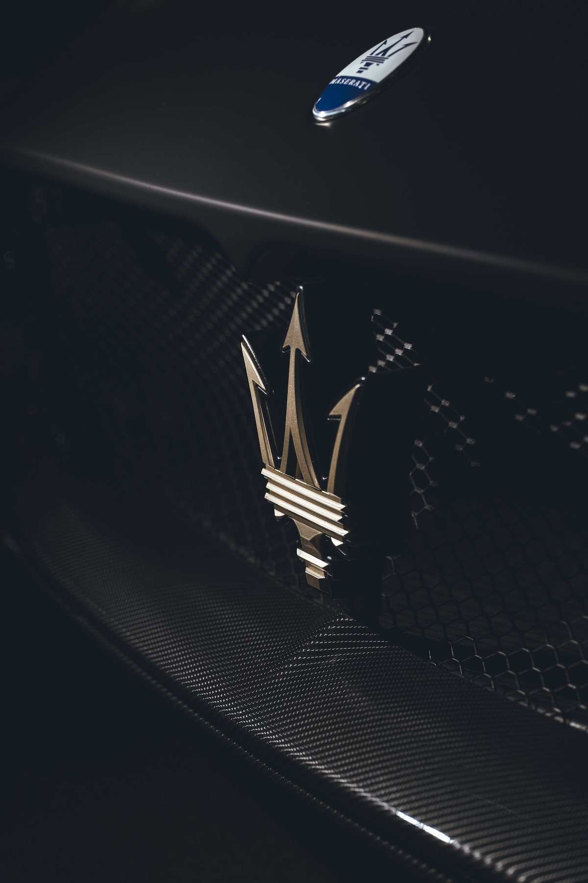 圖10- MC20 Notte 限量版車輛在夜幕之中隱隱閃爍的白金光芒，為三叉戟輝煌的賽車傳奇驚艷點綴.jpg