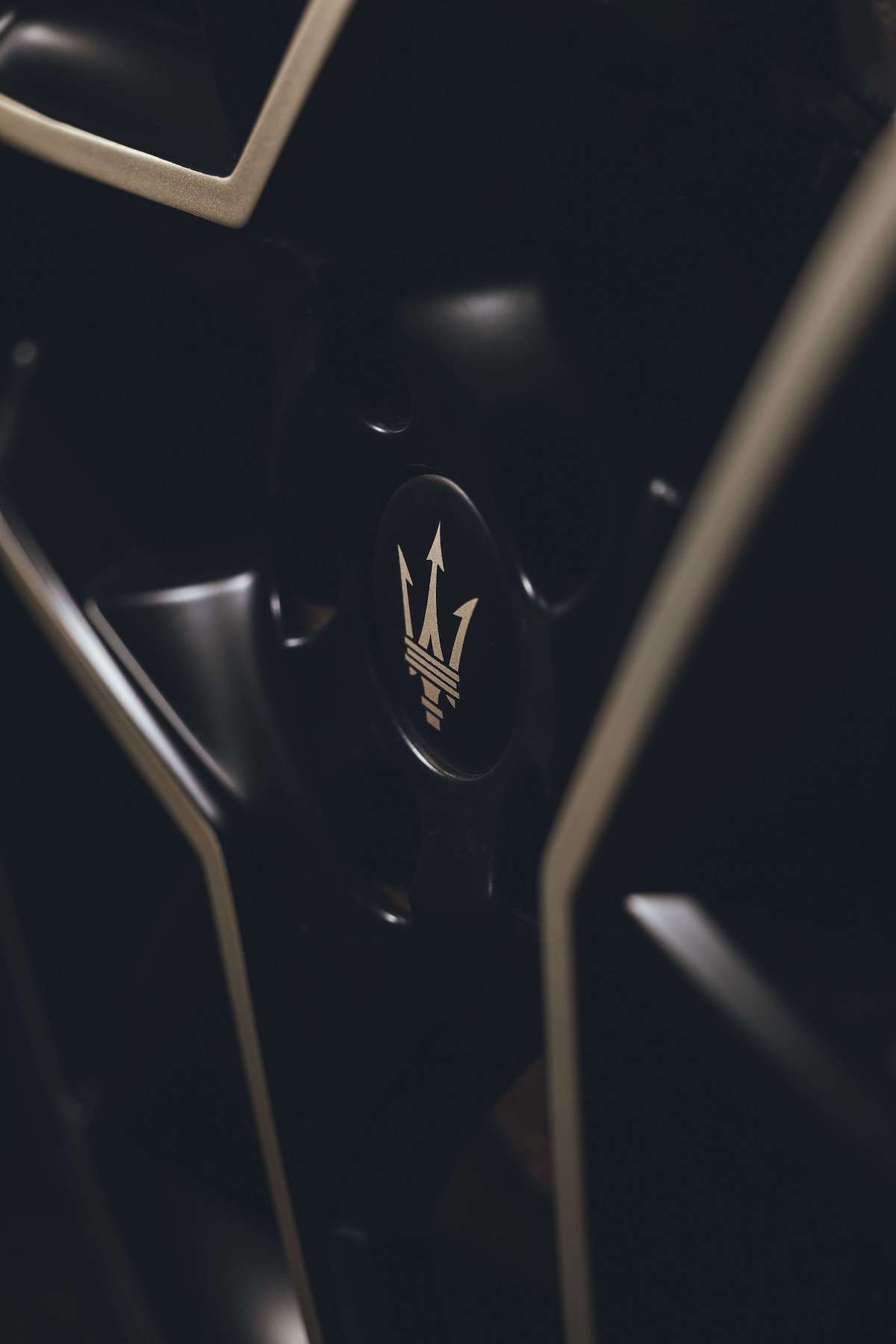 圖12-MC20 Notte 採用 20 吋消光黑「鳥籠」（Birdcage）輪圈，勾勒出賽道專屬的超凡跑格，藉由消光白金色飾邊與黑色剎車卡鉗，於和諧中強化整體美學韻味.jpg