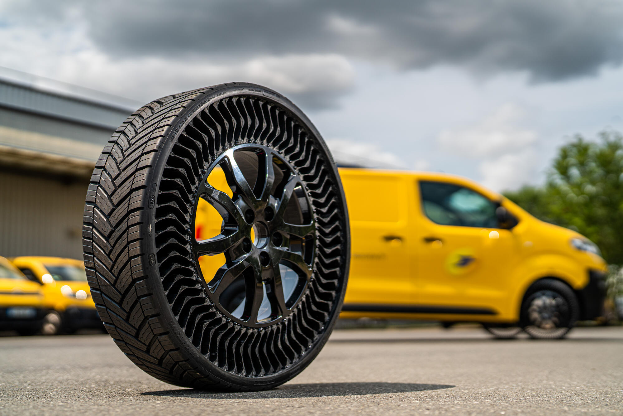 (圖2)長久以來，米其林輪胎不斷積極開發革新技術，致力提升輪胎性能及永續發展，包括獨創UPTIS乘用車防刺扎輪胎系統、VISION概念輪胎等。.jpg