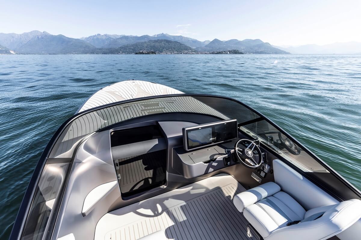 MaseratiTRIDENTEluxuryall-electricpowerboatatLakeMaggiore(3).jpg