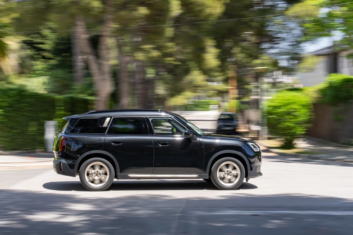 P90554073_highRes_mini-countryman-d-06.jpg