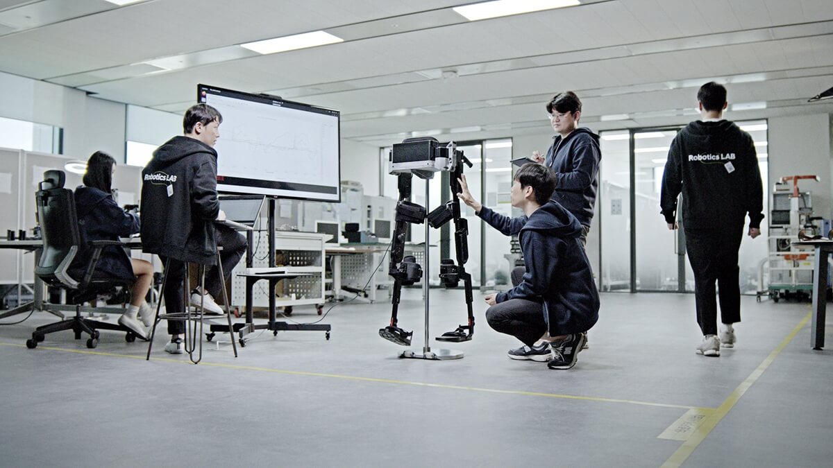 Hyundai_Motor_Group_Releases_‘10M_March’_Video_Showing_Soldiers’_Rehabilitation_Aided_by_Robotics_Technology (3).jpg