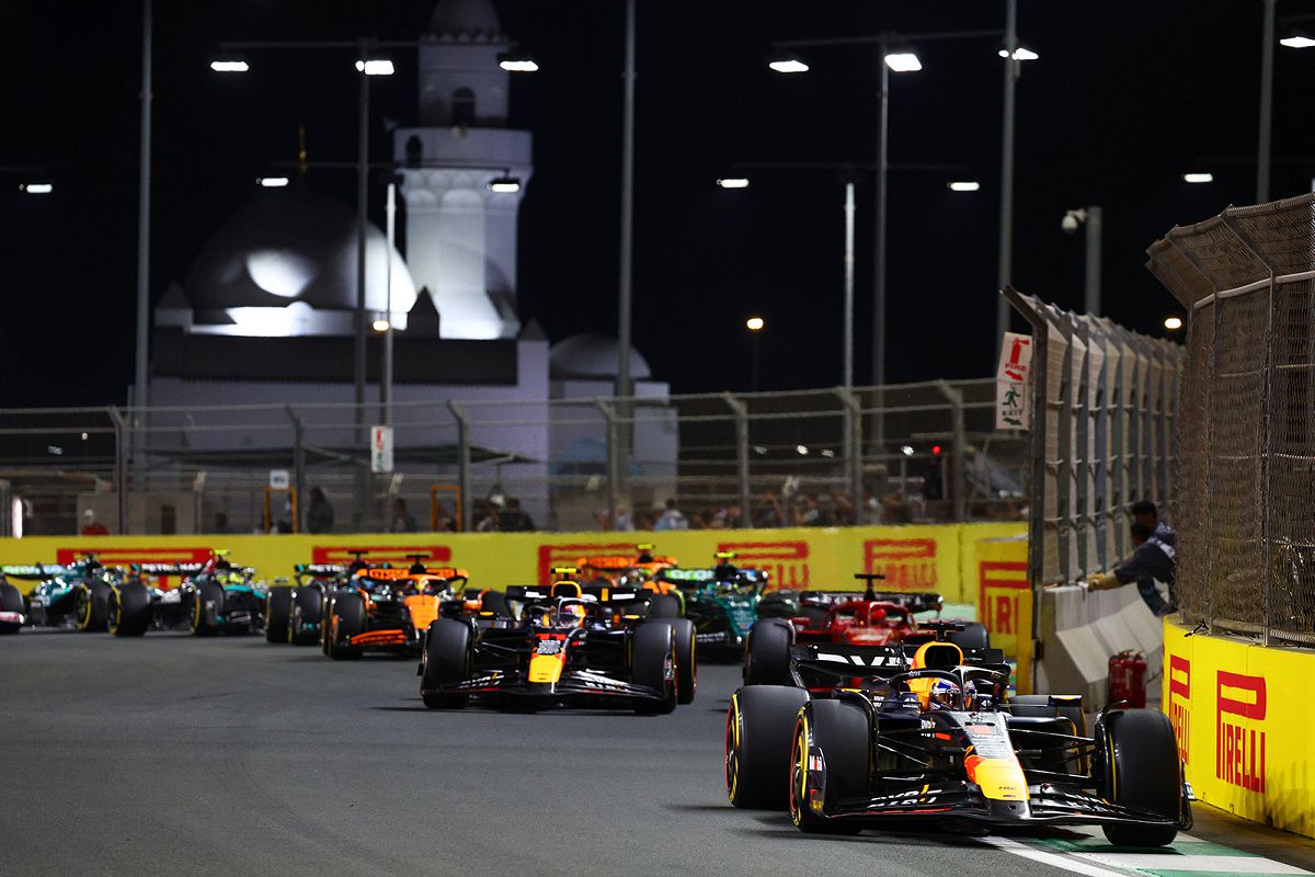 圖3-Red Bull車隊的Max Verstappen 駕駛賽車RB20，在F1沙烏地阿拉伯大獎賽領先對手，奪下分站冠軍。（Red Bull 提供）.jpg