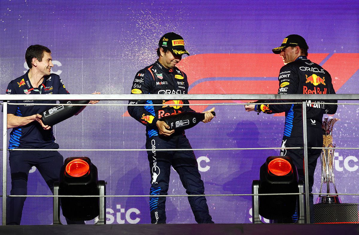 圖5-獲得冠軍的Verstappen 與亞軍 Perez一同登上沙烏地阿拉伯大獎賽的頒獎台，與所屬Red Bull車隊共同慶祝勝利。（Red Bull 提供）.jpg