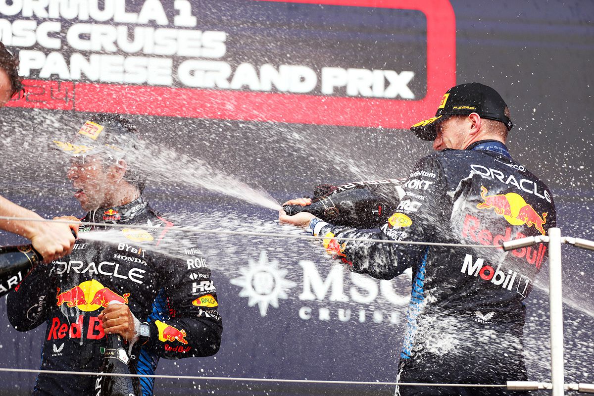 03-Red Bull 車隊荷蘭籍車手 Max Verstappen 於F1日本站攜手隊友 Sergio Pérez包辦冠亞軍。（Red Bull 提供）.jpg
