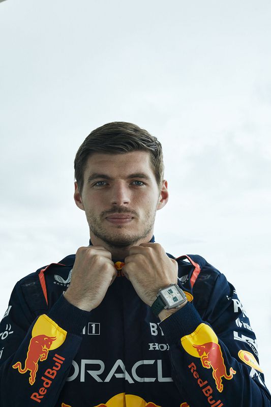 品牌大使冠軍車手Max Verstappen佩戴TAG Heuer Monaco 計時腕錶賽車綠限量版_參考編號CAW218E.FC6565_建議售價NT$306,200.jpg