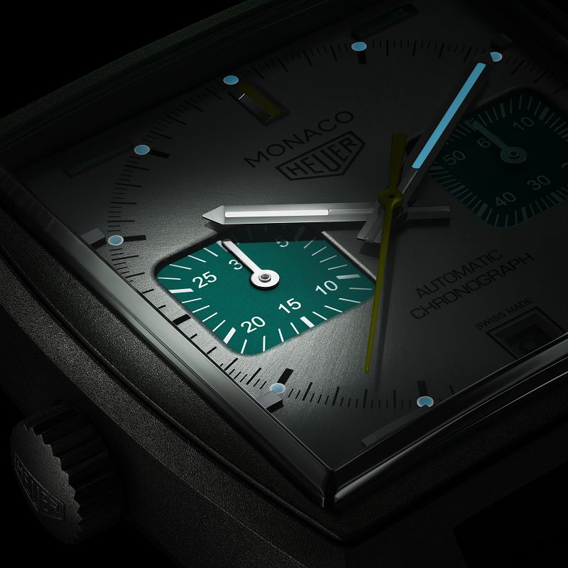 1x1_TAG Heuer Monaco 計時腕錶賽車綠限量版_參考編號CAW218E.FC6565_建議售價NT$306,200_情境圖2.jpg