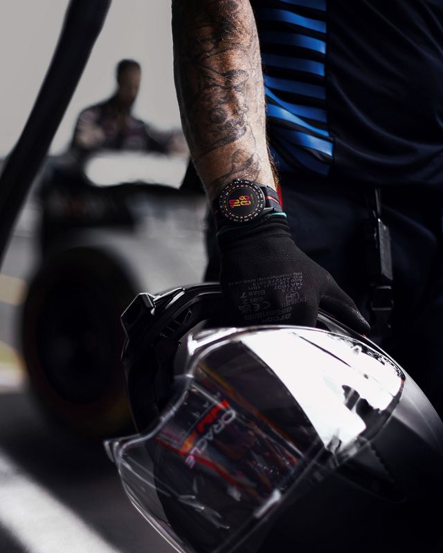 TAG Heuer Connected Calibre E4智能腕錶45毫米紅牛車隊特別版_參考編號SBR8A80.EB0365_建議售價NT$63,900_形象圖2.jpg
