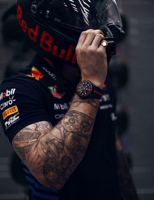 TAG Heuer Connected Calibre E4智能腕錶45毫米紅牛車隊特別版_參考編號SBR8A80.EB0365_建議售價NT$63,900_形象圖3.jpg