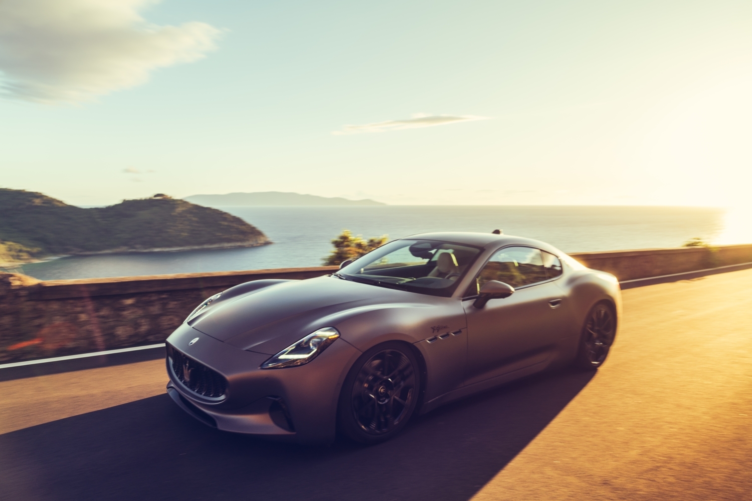 圖2- Maserati 象徵品牌經典的標誌車款 GranTurismo 在純電版本上採用源自 Formula E 賽事的革新技術，將性能表現推升至全新領域.jpg