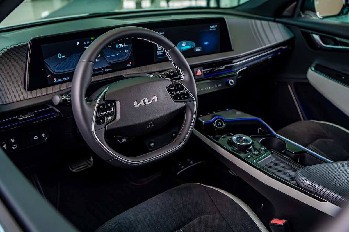 4.內裝搭載雙12.3吋全景曲面顯示螢幕，車艙內使用創新的GEONIC材質打造，提供兼具美感、創新的操作體驗。.jpg