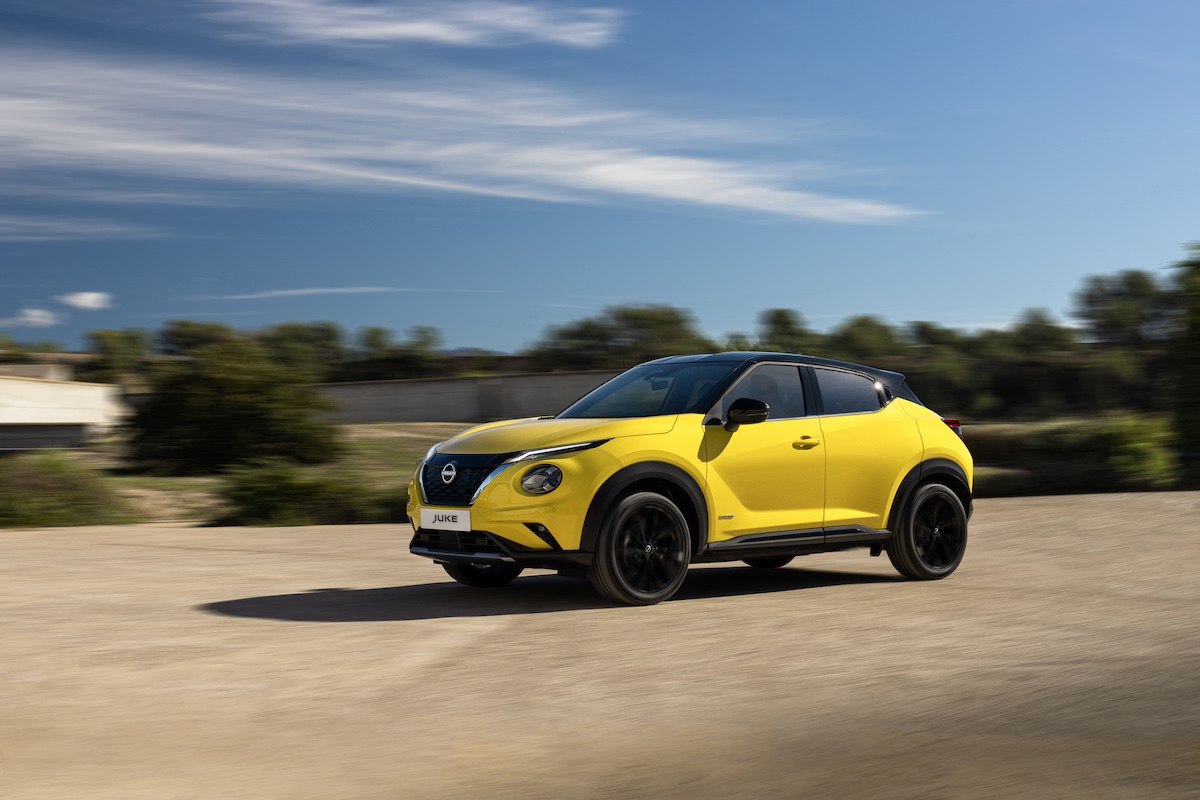 JUKE MC 2024 - Exterior _ iconic yellow body color - N-Sport - dynamic front view.jpg