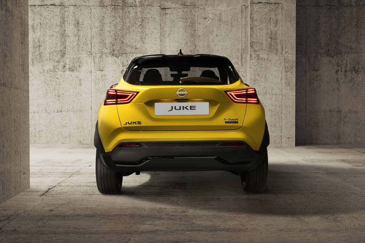 JUKE MC 2024 - Exterior _ iconic yellow body color - N-Sport - full rear view.jpg
