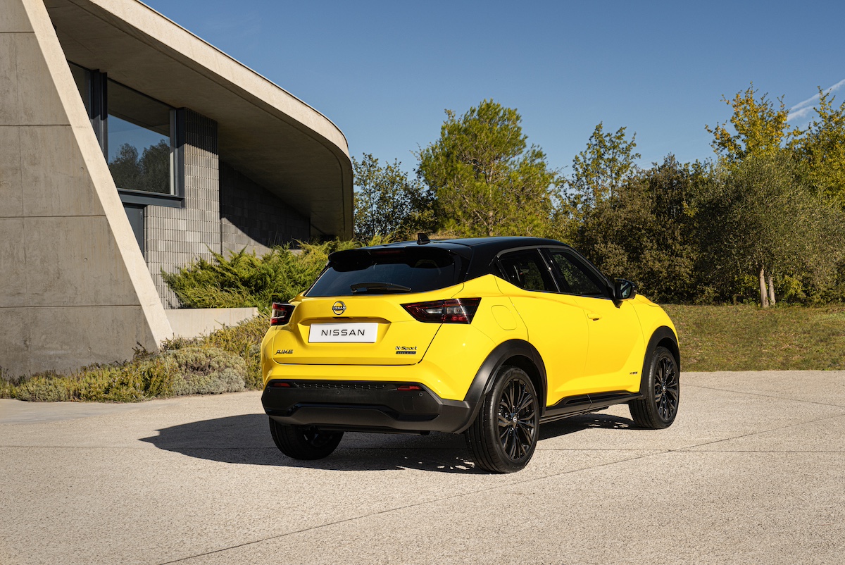 JUKE MC 2024 - Exterior _ iconic yellow body color - N-Sport - rear side view natural light (2).jpg