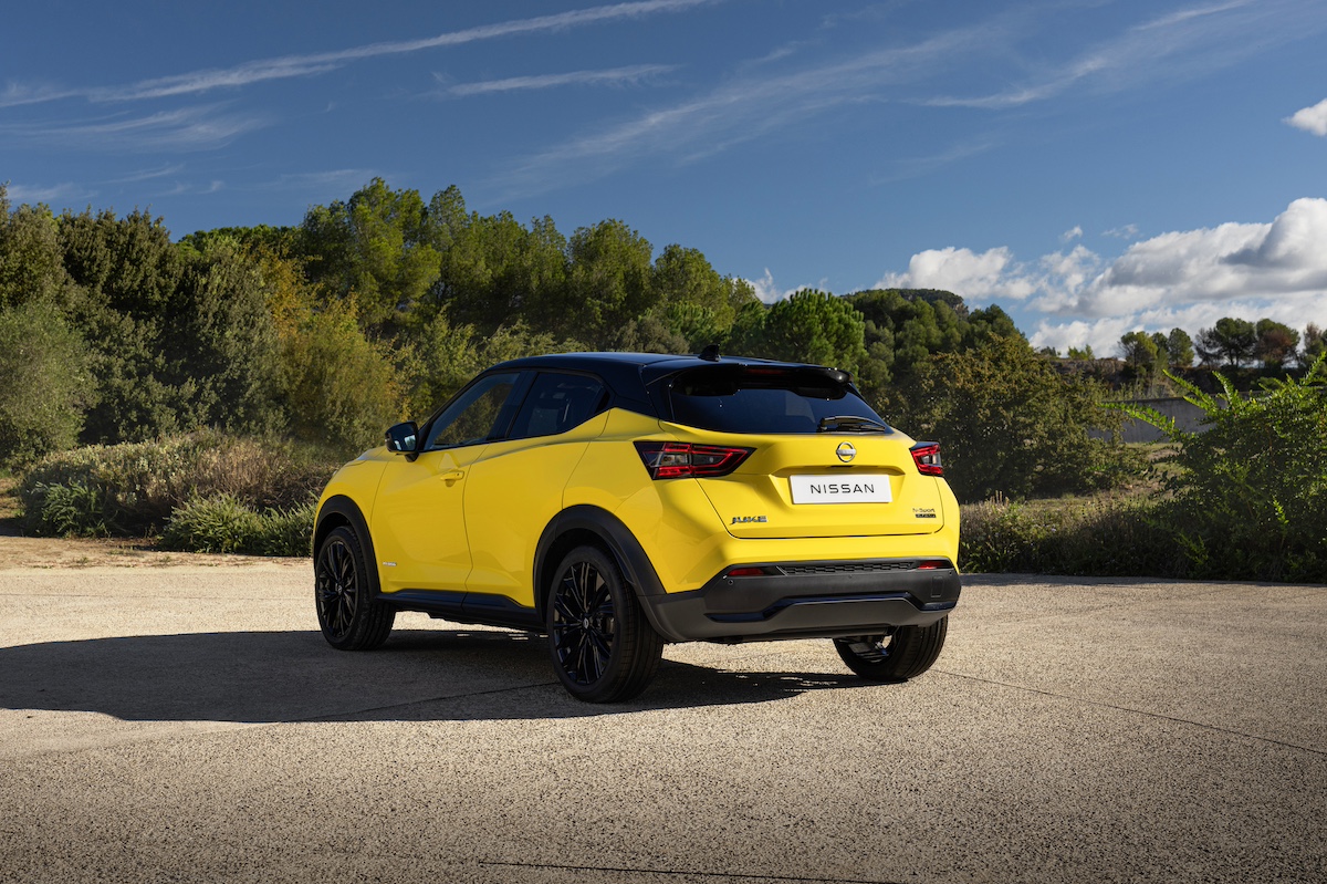 JUKE MC 2024 - Exterior _ iconic yellow body color - N-Sport - rear side view natural light.jpg
