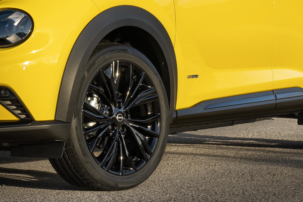 JUKE MC 2024 - Exterior _ iconic yellow body color - N-Sport - tires view.jpg
