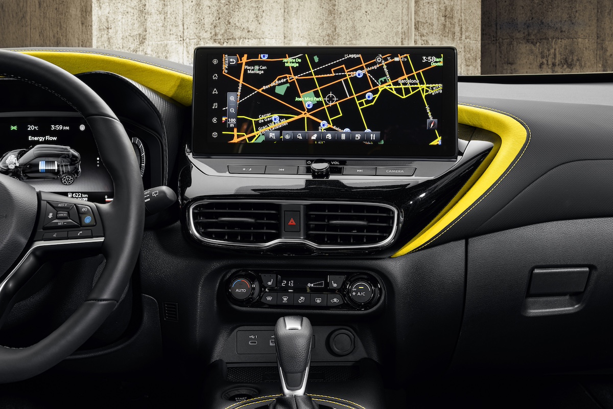 JUKE MC 2024 - interior_ iconic yellow body color - N-Sport - dashboard infotainment details.jpg