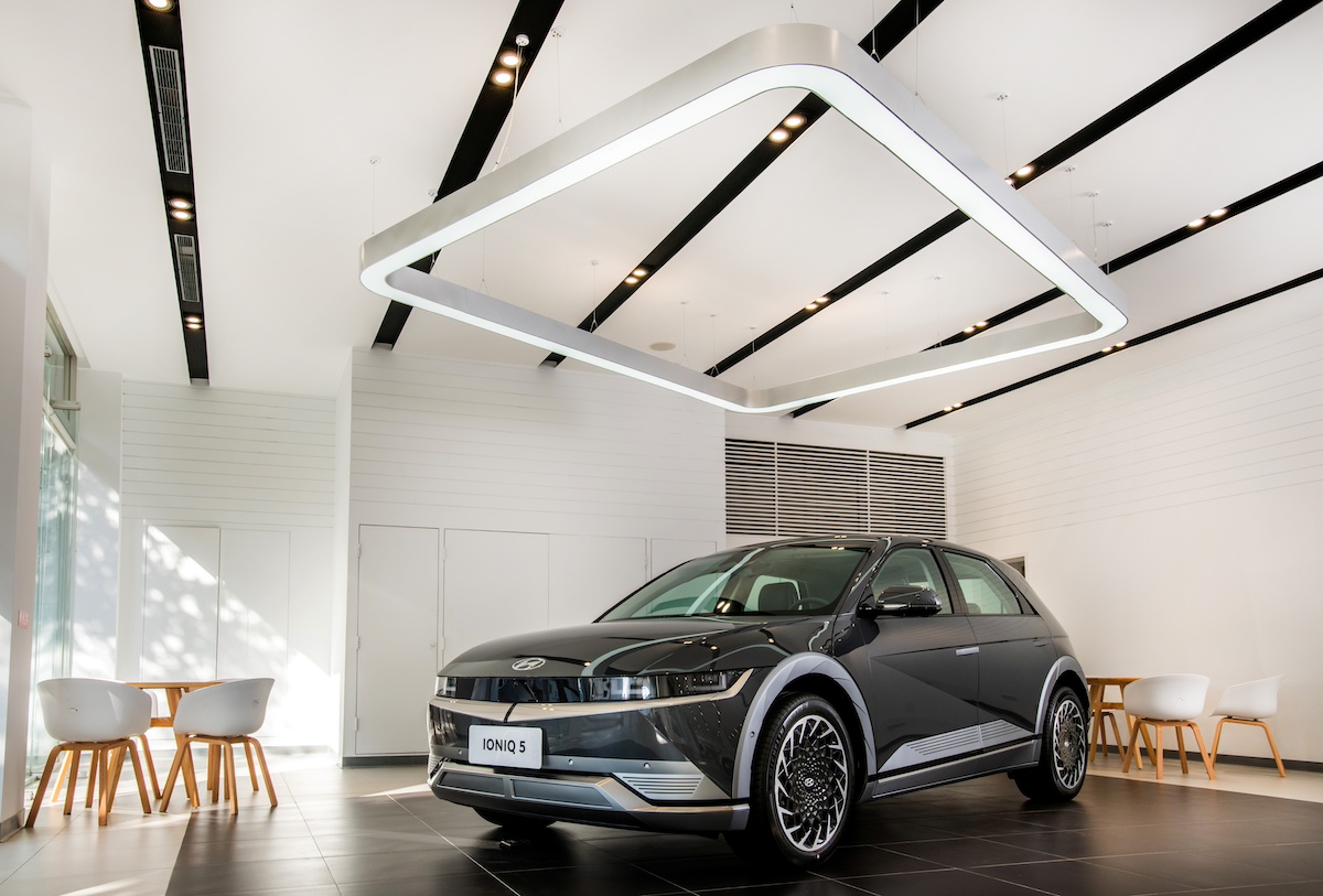 1.HYUNDAI汽車原廠最新GDSI 2.0展示中心設計規範，以簡約俐落與純白基調的視覺元素，打造創新意象與舒適放鬆的賞車與服務空間.jpg