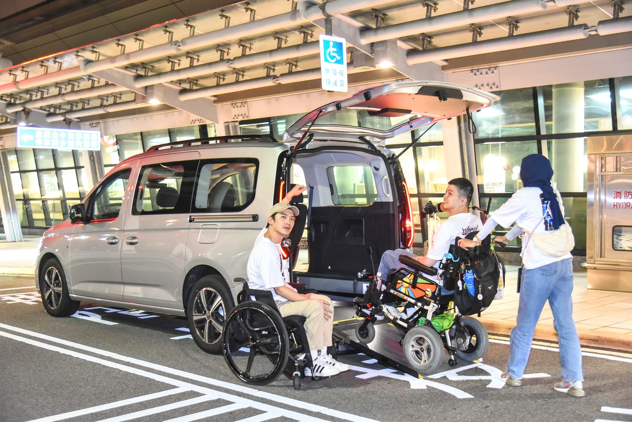 【新聞圖片四】Caddy福祉車配有實用輪椅斜坡板，讓鈺翔能輕易進出車輛.jpg