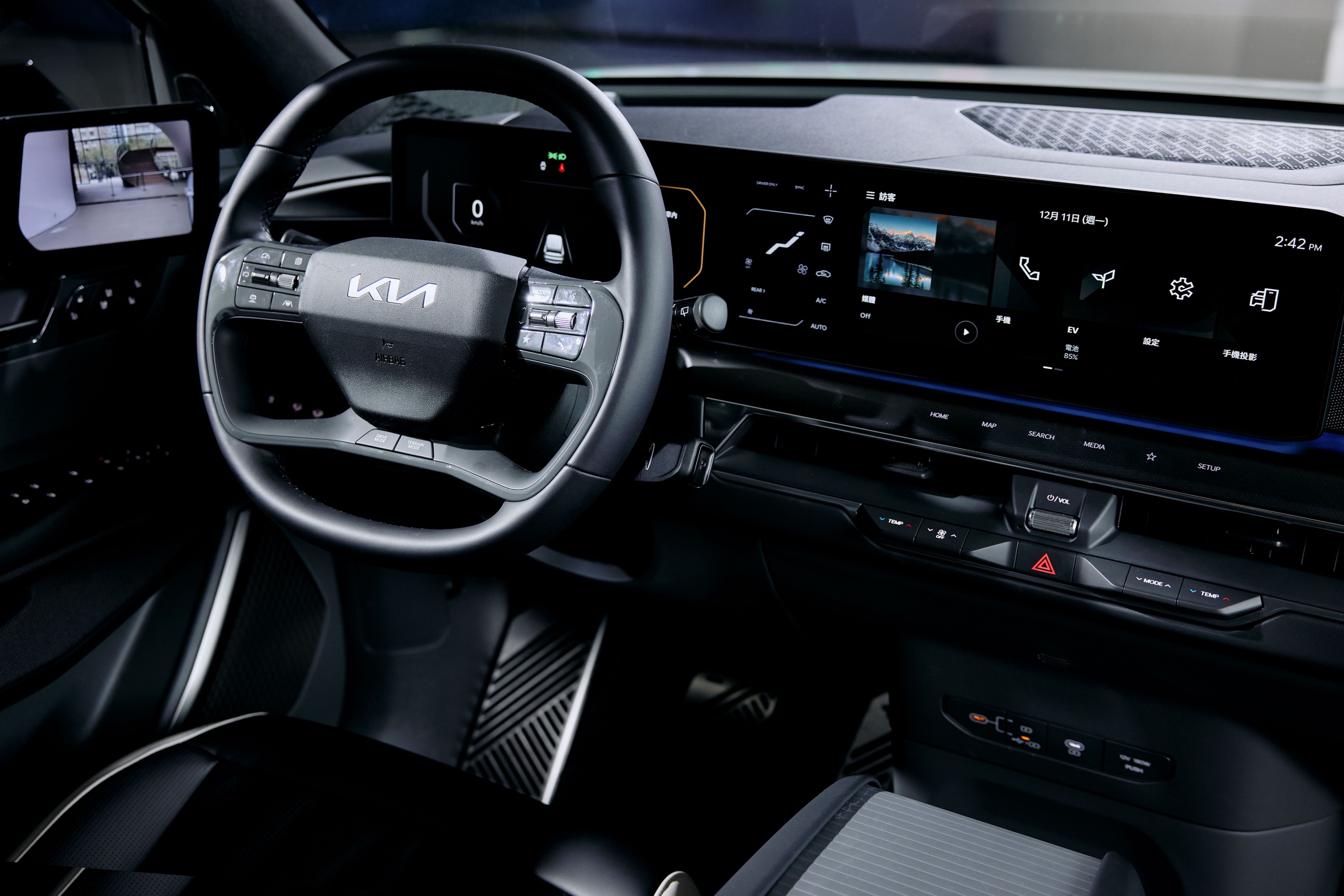 2.The Kia EV9以「Bold大膽」設計思維出發，並落實Kia品牌的永續設計策略，座艙採用多達10種永續材質。.jpg