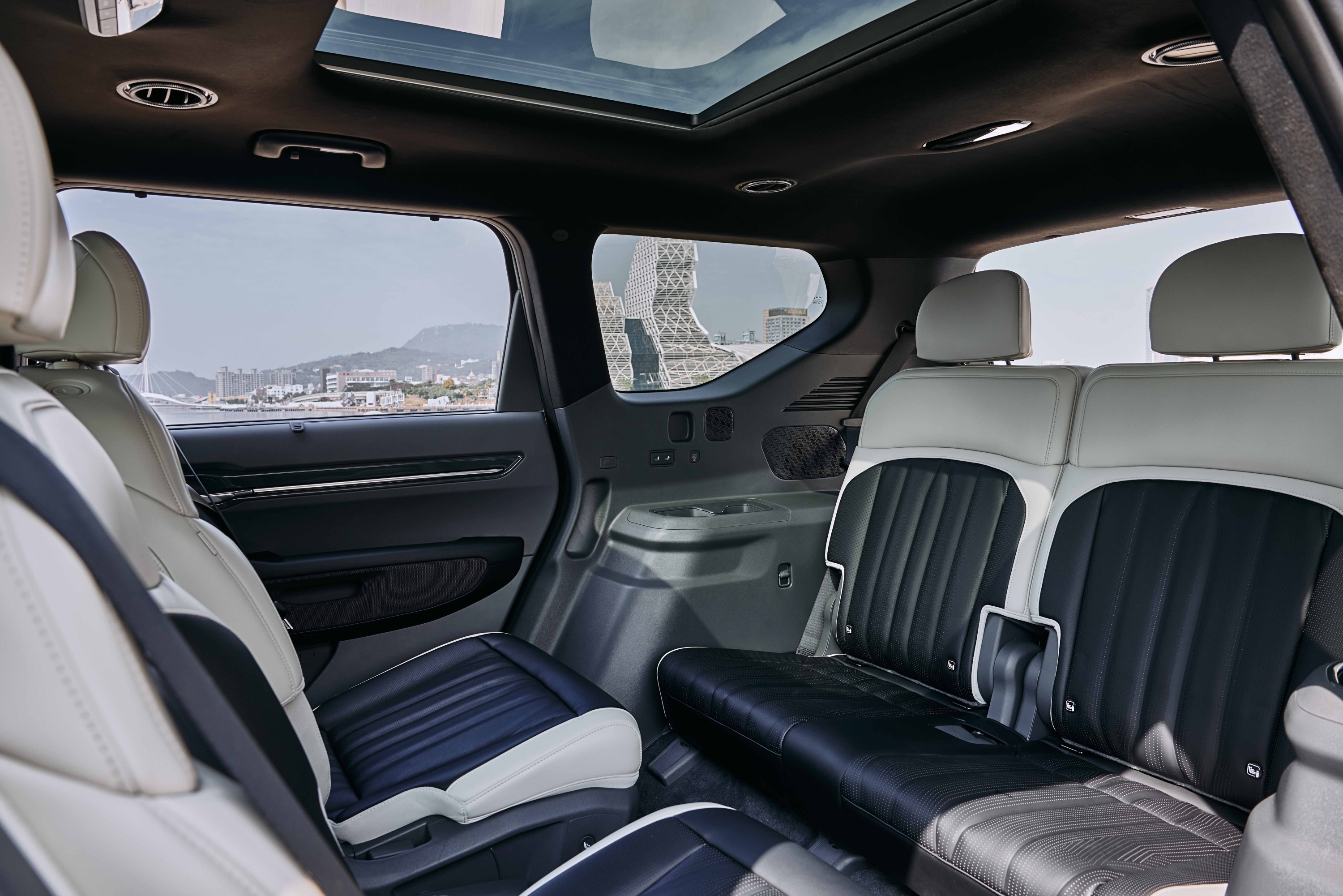 3.iF設計獎評委讚譽：「The Kia EV9拓展大型LSUV的美學可能性，同時兼具實用性；透過可旋轉的第二排座椅和各種貼心設計，則實現更加便利的車內生活。」.jpg