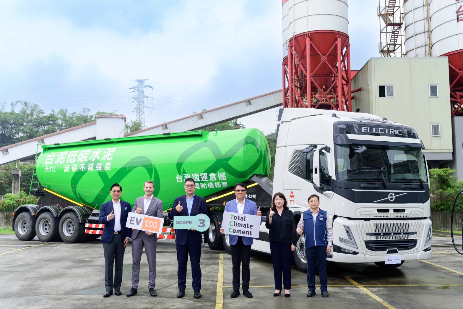台灣通運引進43噸電動曳引車，成為目前台灣引進最多電動載具類型的物流公司，致力協助客戶減少範疇三碳排，同時降低台灣公路運輸碳排。.jpg