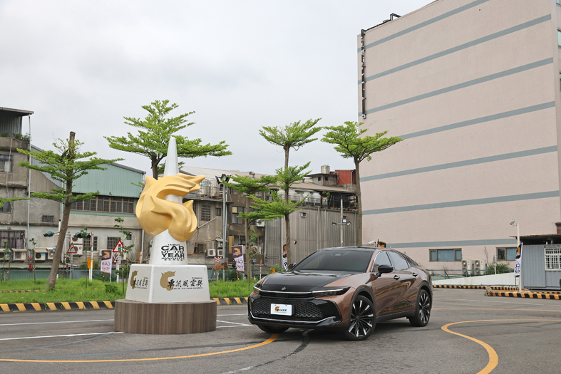 Toyota Crown_2024車訊風雲獎 最佳進口大型車.JPG