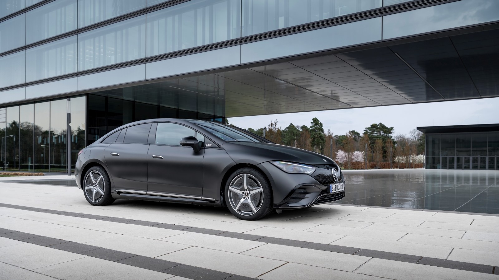 圖一、全新 EQE 350+ 集結 Mercedes-Benz 尖端純電科技，全面強化、配備、動力與續航力，強力打擊豪華純電市場！全新96 kWh電池與電源管理系統優化，使續航里程擁有達 693 公里。.jpg