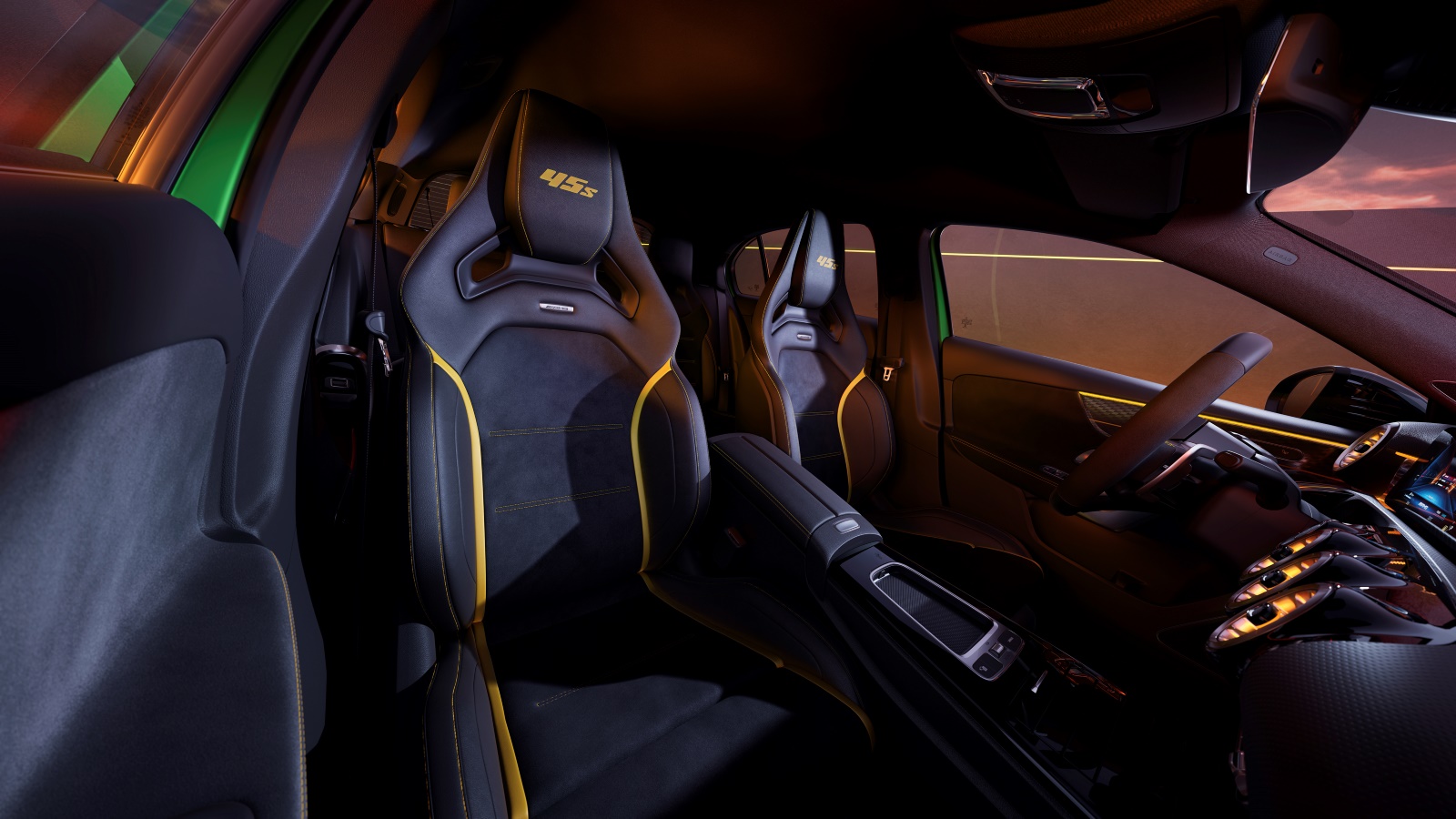 圖四、Mercedes-AMG 推出更具吸引力且張狂的升級套件！ A 45 S AMG Limited Edition 身著紐柏林消光綠塗裝搭配專屬黃黑元素車身貼飾，訴說著其與 AMG GT-R 系出同源讓最強鋼砲增添傳奇色彩。.jpg