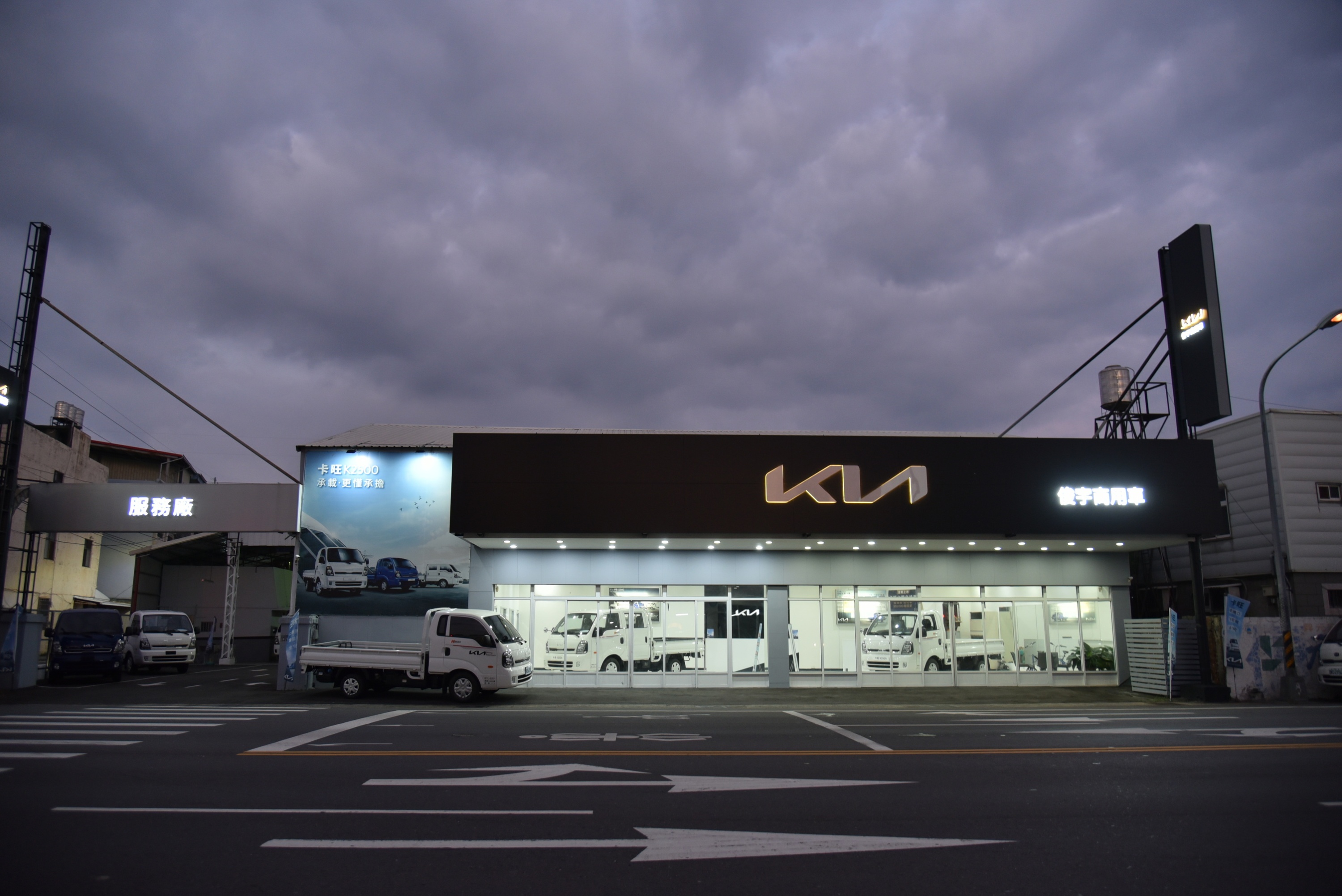 3.Kia品牌新CI 2.0以午夜黑與極地白兩色交錯，打造出簡約的設計主題，展示中心外觀以黑白灰交錯而成。.JPG