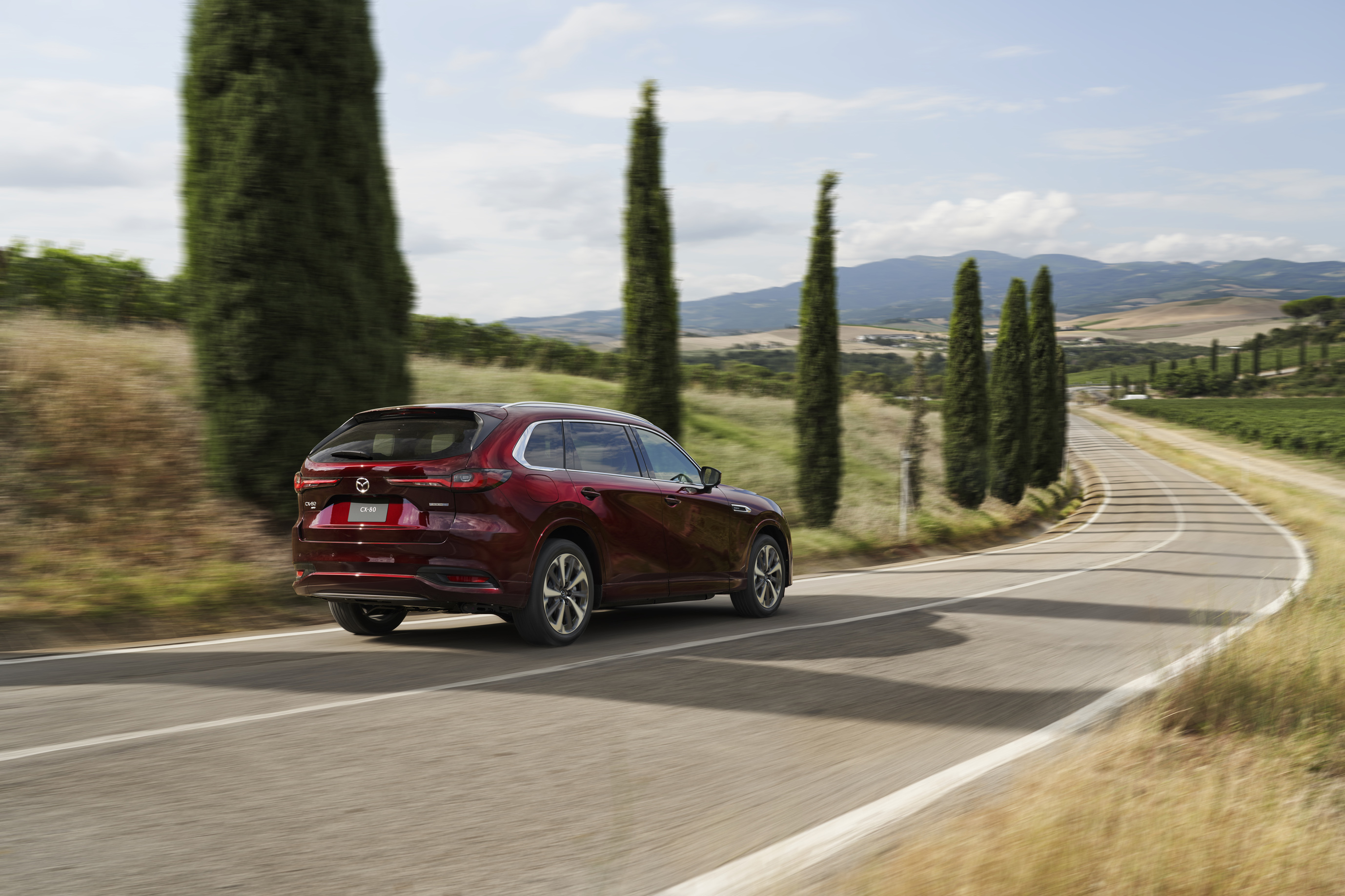 03_cx-80_ext_running_artisanred_int_premiummodern_whitenappaleather_phev_l.jpg